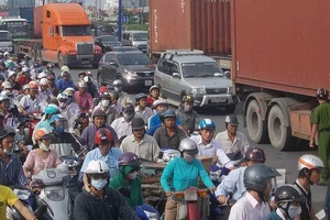 TP.HCM: Cầu, đường kẹt cứng, giao thông hỗn loạn
