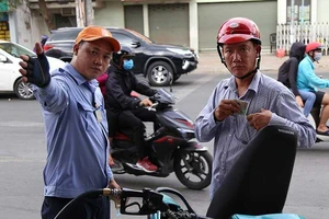 Dân lại méo mặt vì giá xăng tăng sốc