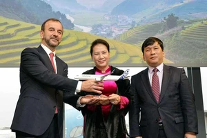 Chủ tịch Quốc hội dự lễ bàn giao máy bay tại Pháp