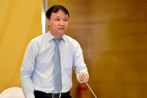 Báo chí truy vụ xe công đón người nhà bộ trưởng