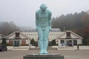 Huế đau đầu chuyện đặt tượng ‘Người đàn ông cúi đầu’