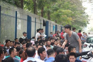 Nhịn đói, rồng rắn xếp hàng xin visa đi Hàn Quốc