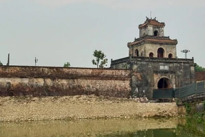 Tu bổ hay phá nát bờ kè thành hào Huế?