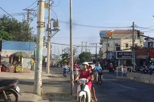 Trụ đèn giữa đường quá nguy hiểm!