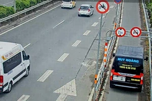 Ô tô đi vào làn xe máy ít bị xử phạt