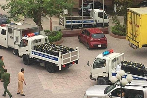 Công an dùng nhiều xe tải chở tang vật vụ ma túy ‘khủng’