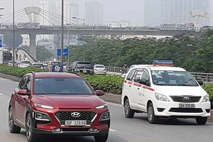 Quy định gắn hộp đèn, nhiều tài xế lo mất việc