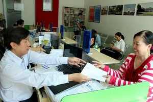 TP.HCM: Nhiều nơi gỡ bỏ kính ngăn giữa dân-cán bộ