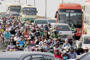 Ùn ứ dòng người đi nghỉ lễ