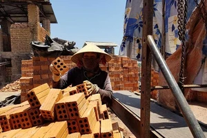 Khó khăn tháo dỡ lò gạch thủ công ở Quảng Ngãi