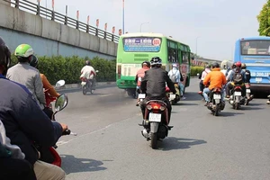 Kinh khủng khói đen xe buýt thải ra đường