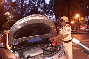 Cần kích bình ô tô, gọi ngay anh Đạt CSGT