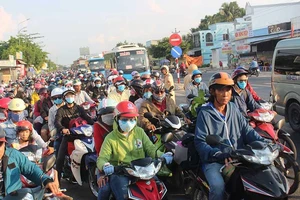 Xe cộ nối đuôi nhau trở lại TP.HCM