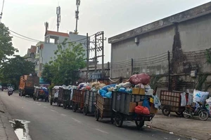 Thở không nổi vì rác trong khu dân cư