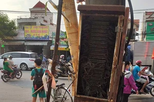 Tủ cáp viễn thông bung nắp, thiếu an toàn