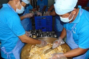 Phụ huynh giám sát bữa ăn học đường