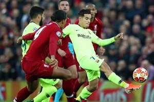 Bị loại, Barcelona vẫn phải trả tiền cho Liverpool