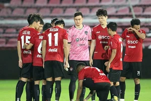 Muangthong sụp đổ, bóng đá Thái Lan đổ theo?