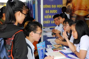 Học sinh chạy đua vào ngành ‘việc nhẹ, lương cao’