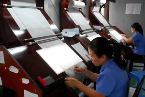 ‘Muốn tăng tuổi hưu, xin mời ngồi may một ngày’