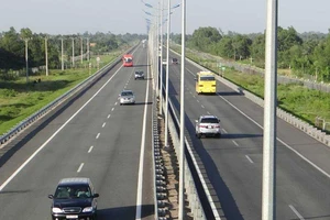 ‘Đầu tư vào đường bộ cao tốc Bắc-Nam rất khả thi’