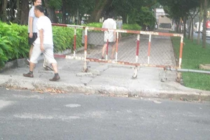 Cần thay rào chắn ở Công viên Lê Văn Tám
