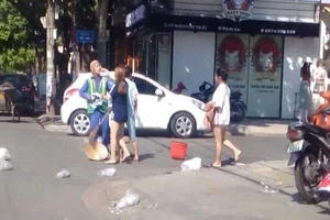 Bức xúc chuyện chủ shop quần áo đánh chị lao công