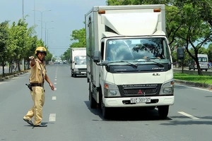 CSGT An Lạc: ‘Xe tải chạy vào giờ cấm là do cò!’