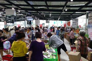 ‘Tàn phá’ siêu thị Auchan: Người tiêu dùng thua cuộc