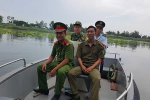 Nhọc nhằn rượt bắt buôn lậu trên dòng sông biên giới
