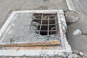 Miệng cống vỡ nắp, coi chừng lọt hố