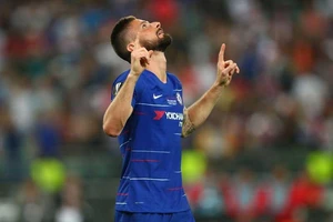 Người cũ của Arsenal làm khổ Arsenal