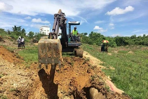 Đào tìm cống xả thải nghi làm chết 1.000 tấn cá