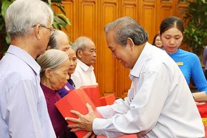 Phó Thủ tướng tiếp những người có công tỉnh Thừa Thiên-Huế