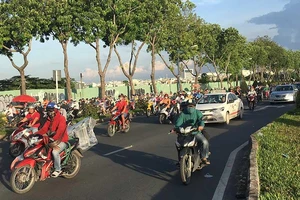 TP.HCM: Xe máy ngang nhiên chiếm làn ô tô