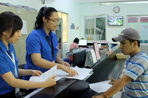 Sáp nhập phường: Dân có phải đổi giấy tờ?