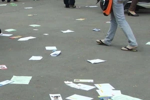 Bị chửi vì từ chối nhận tờ rơi 