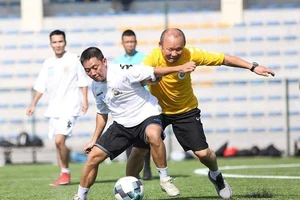 HLV Park Hang-seo xỏ giày ra sân