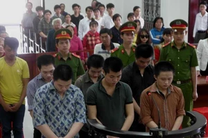 Chở bạn gái té chết, 10 người truy đuổi bị tội