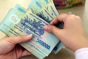 Vợ ‘tịch thu’ lương chồng, coi chừng bị phạt