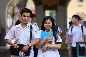 Kỳ thi THPT quốc gia: Nghiêm túc, nhẹ nhàng...