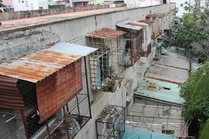 Tháo dỡ 5 chung cư hư hỏng nặng tại quận Tân Bình