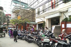 Hà Nội vận động dân làm bãi gửi xe