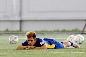 Hồng Duy rời sân bằng xe cấp cứu, thầy Park lo