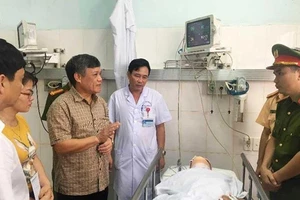 CSGT bị xe máy hất lên cao đã hồi tỉnh