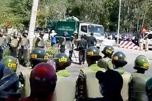 Tung lực lượng giữ trật tự bãi rác Khánh Sơn