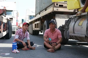 Xe cẩu hỏng, giao thông phía đông TP.HCM ùn ứ kéo dài