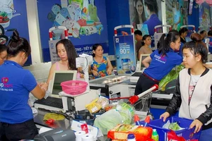 Ông lớn siêu thị ngoại thất thủ trước siêu thị Việt Nam