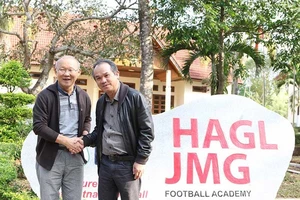 CLB 100 tỉ của bầu Đức và khao khát của thầy Park