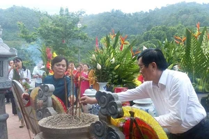 Nguyên Chủ tịch nước dâng hương tri ân các liệt sĩ Vị Xuyên